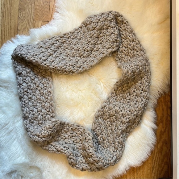 🛼🍕🛒CLOSEOUT H&M chunky knit infinity scarf tube gray gold thread lightweight - Picture 2 of 5
